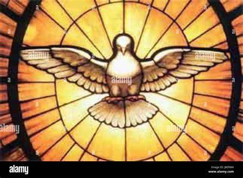 Un'immagine rappresentante lo Spirito Santo come colomba o fiamme