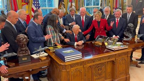 Foto dei leader evangelici che pregano nello Studio Ovale intorno a Donald Trump