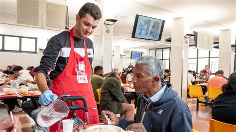 Mensa per i poveri, gesto di carità