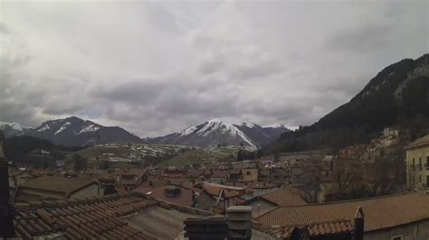 Immagine live da una webcam panoramica di Magreglio con sovrapposte le condizioni meteo