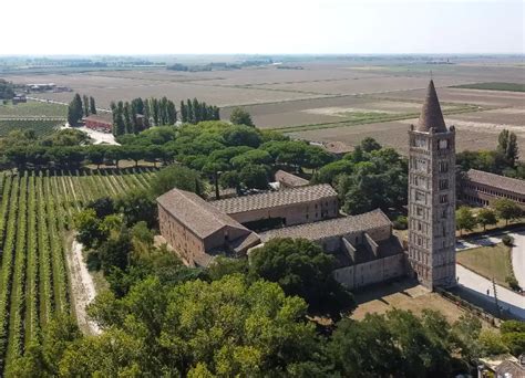 Abbazia di Pomposa in una pianura ferrarese