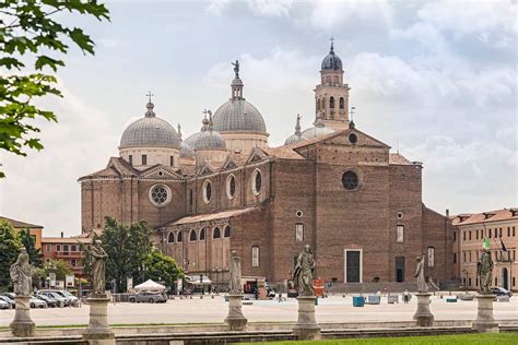 Foto interna del punto vendita dell'erboristeria della Basilica di Santa Giustina a Padova