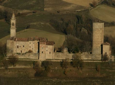 Ricostruzione storica del castello di Piozzano o foto dei suoi ruderi