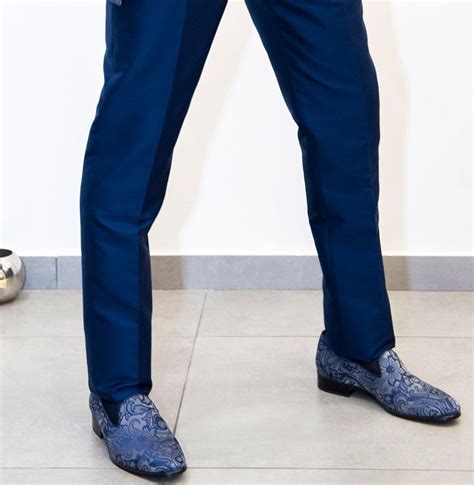 Foto di un uomo elegante in abito da cerimonia con scarpe lucide
