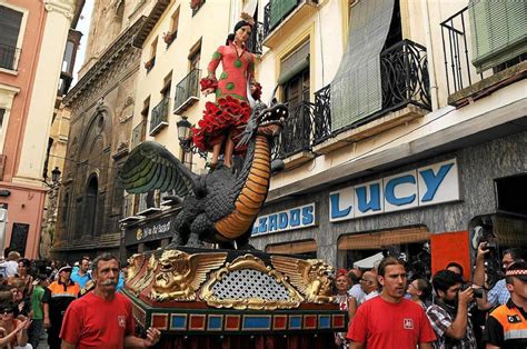 La processione della Tarasca durante la Fiera del Corpus Christi a Granada, Spagna