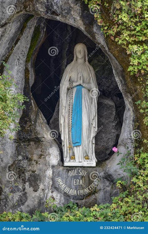 Immagine della statua della Vergine Maria o della riproduzione della grotta