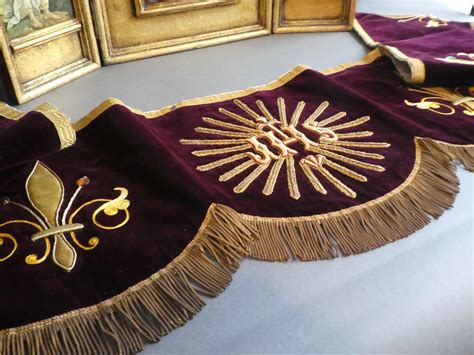 Tessuto ecclesiastico antico con ricamo dorato, esempio