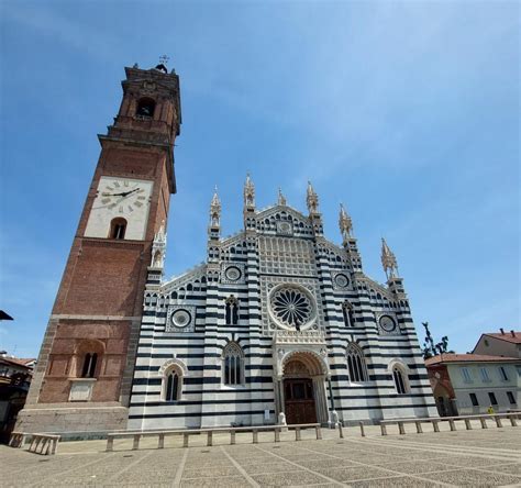 Facciata restaurata della Chiesa delle Sacramentine a Monza con le quattro statue