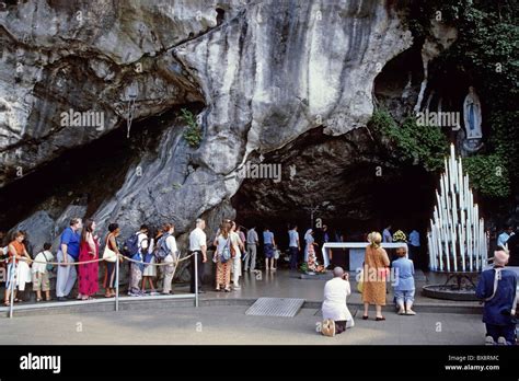 pellegrini alla grotta di Lourdes