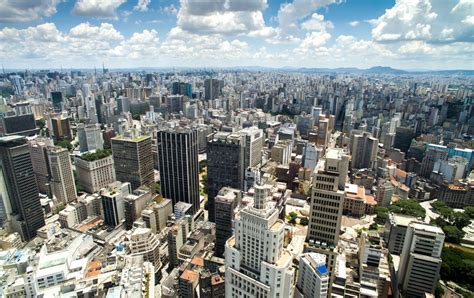 Panorama urbano della città di San Paolo con grattacieli