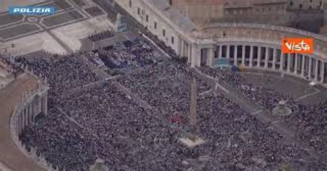 Vista generale di Piazza San Pietro gremita di fedeli durante la celebrazione