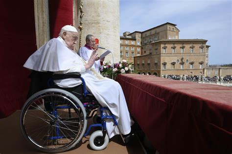 Papa Francesco in sedia a rotelle benedice la folla in Piazza San Pietro
