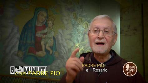 Padre Pio e il rosario, con sfondo Madonna