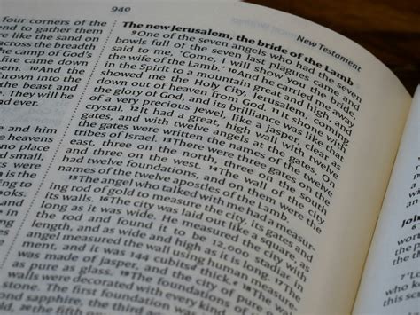 Illustrazione stilizzata di una Bibbia aperta con un testo evidenziato riguardante il Padre Nostro