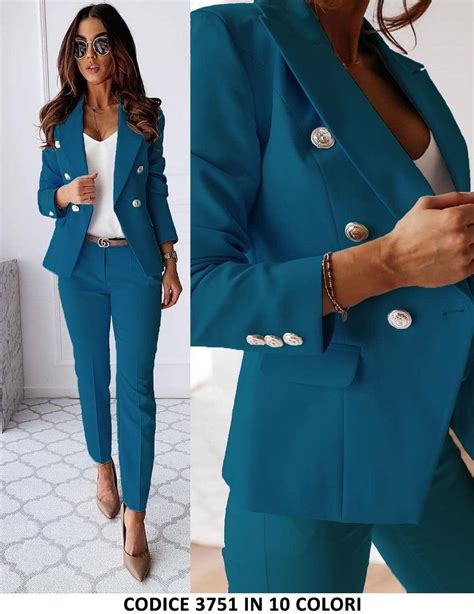 foto di una donna elegante in completo pantalone pastello con accessori discreti