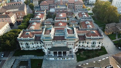 Vista aerea del complesso delle Terme Luigiane con i suoi stabilimenti e il parco termale