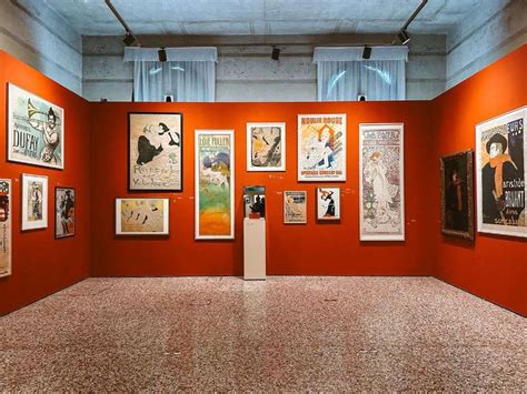 Illustrazione di una mostra d'arte con pannelli informativi e oggetti esposti, con un'aura spirituale