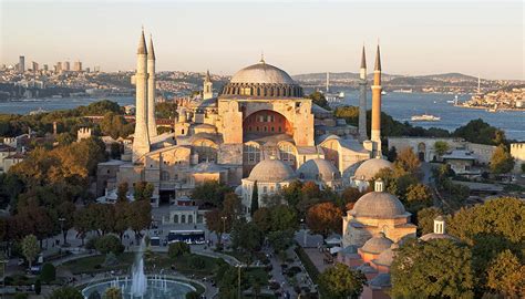 Foto di Santa Sofia dopo la riconversione a moschea, mostrando i minareti