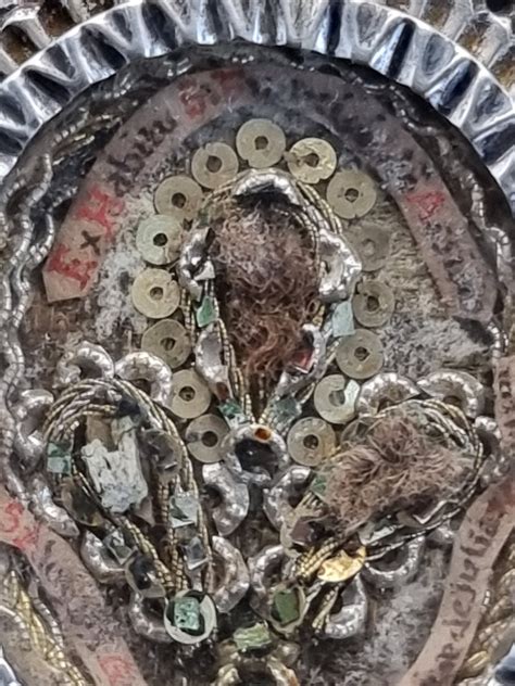 Fotografia dettagliata di un reliquiario in argento decorato con reliquie