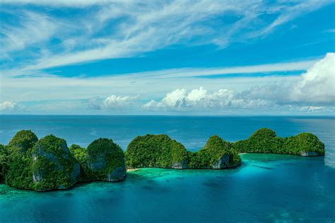 Foto di una chiesa cattolica su un'isola della Papua Nuova Guinea