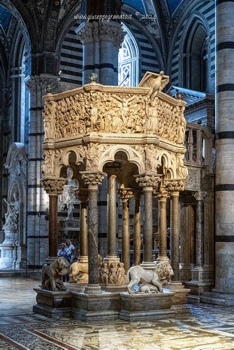 Interno del Duomo di Barga con pulpito e arredi presbiteriali