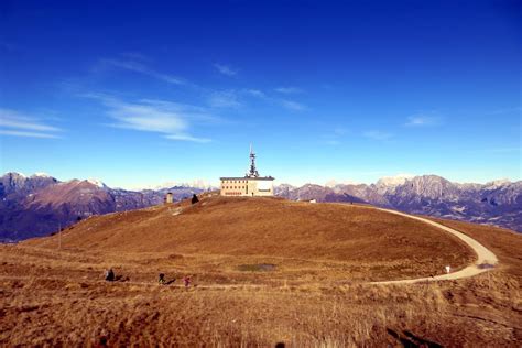 Panorama dalla cima del Col Visentin con vista sulle Dolomiti