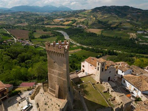 Foto panoramica della Torre di Montegualtieri a Cermignano