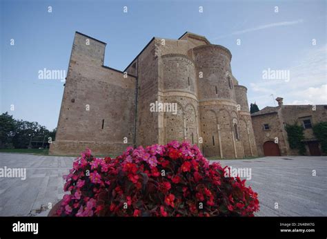 Facciata dell'Abbazia di San Salvatore a Canzano in stile romanico