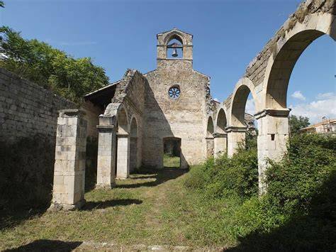 I suggestivi ruderi della Chiesa di Santa Maria di Cartignano a Bussi sul Tirino