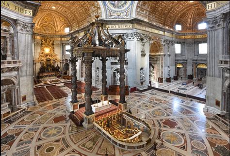 Ricostruzione storica di un altare medievale con baldacchino e cortine.