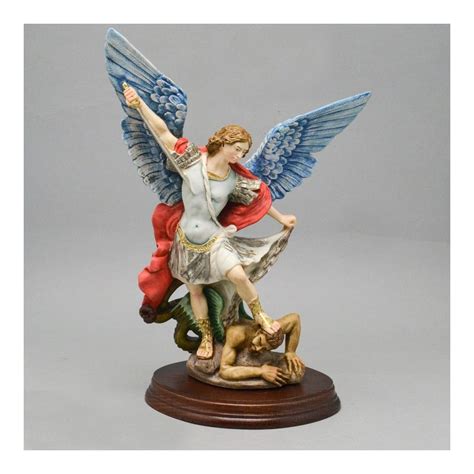 Dettaglio della statua di San Michele Arcangelo che schiaccia il drago, simbolo del male