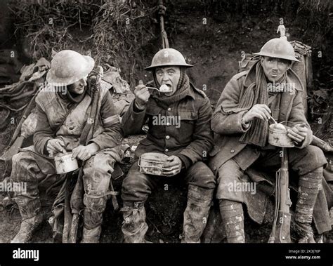 foto d'epoca di soldati al fronte durante la Prima Guerra Mondiale