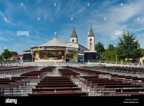 Veduta aerea di Medjugorje con la Chiesa di San Giacomo e il Križevac