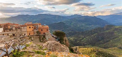 Foto panoramica dell'Abbazia Santa Anastasia con i vigneti circostanti e le Madonie sullo sfondo