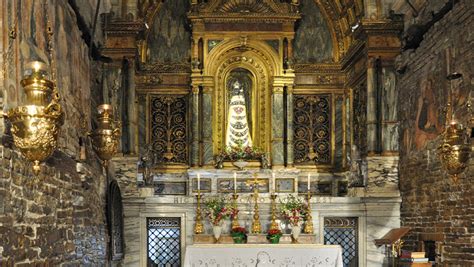 Immagine del Santuario di Loreto o della Vergine Maria con simboli mariani