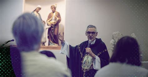 ritratto o rappresentazione di Padre Matheus Aquino mentre dà consigli