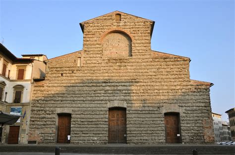 Foto della facciata della Basilica di San Lorenzo a Firenze e del suo interno, evidenziando lo stile di Brunelleschi