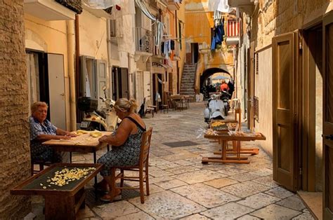 Madonna in vacanza in Puglia, ritratta mentre esplora le bellezze locali o si rilassa in un resort di lusso.
