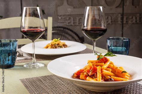 Un tavolo apparecchiato con cura da Arcangelo Vino e Cucina, con un bicchiere di vino e un piatto invitante