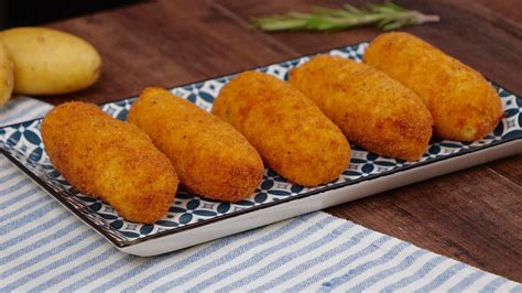 Un primo piano dei supplì e delle crocchette di patate affumicate