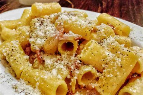 Un piatto di Rigatoni alla Carbonara, fumante e invitante