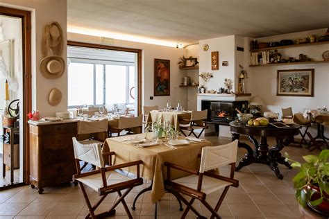 L'interno del ristorante L'Arcangelo, con tavoli apparecchiati e un'atmosfera calda e accogliente