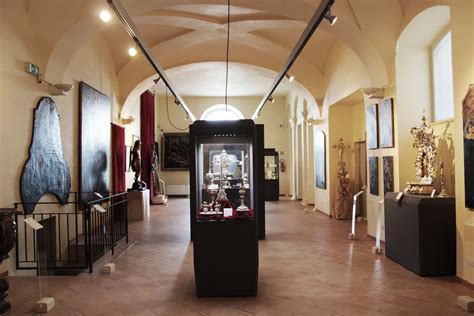 Interno del Museo Diocesano di Matera con esposizione di argenti sacri