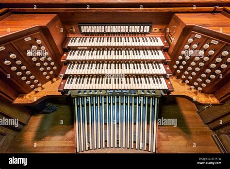 console di un grande organo a canne in un santuario