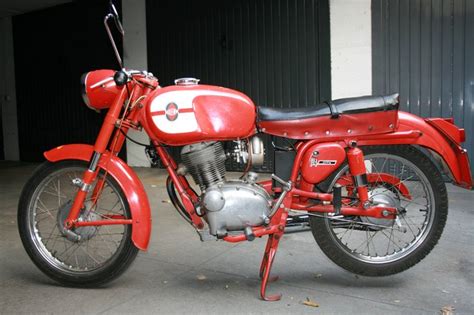 Foto di una forcella anteriore di Gilera Giubileo 124 smontata nei suoi componenti