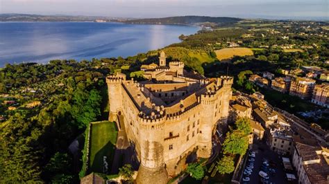 Veduta panoramica del Lago di Bracciano con il Castello Odescalchi sullo sfondo