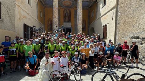 Maglie e biciclette storiche di ciclisti nel santuario