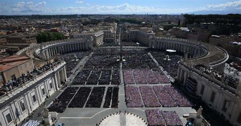 Foto aerea di Piazza San Pietro gremita durante i funerali di Giovanni Paolo II