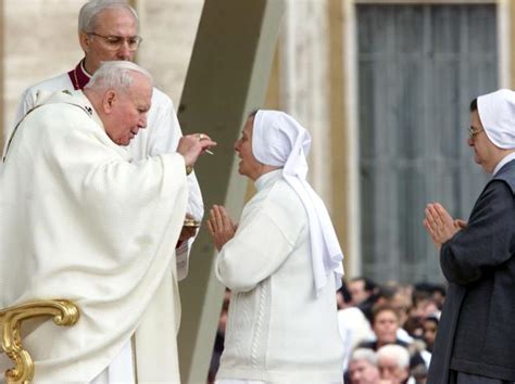 Giovanni Paolo II sofferente che impartisce la benedizione