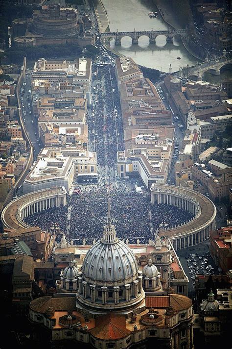 Pellegrini accampati in strada in attesa di rendere omaggio a Giovanni Paolo II